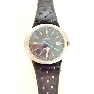 gros plan d'une montre-bracelet sur une surface blanche