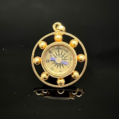une image représentant une horloge de couleur dorée avec un cadran bleu sur un fond noir