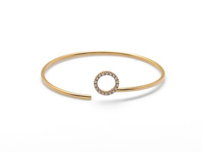 un bracelet en or orné d'un cercle de diamants