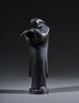 statue d'un homme en train de lire un livre dans une pièce sombre