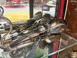 une vitrine contenant de l'argenterie, placée devant une fenêtre