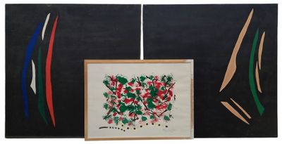 Trois tableaux de couleurs et de formes différentes sont accrochés au mur.