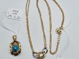 deux pendentifs en or et en turquoise et une chaîne en or