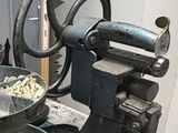 une machine posée sur un comptoir