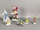 cinq figurines représentant des enfants et un chien posées sur une table