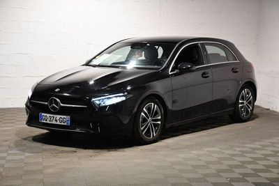 une photo d'une Mercedes CLA noire garée dans un garage