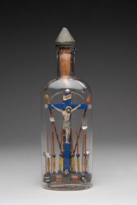 une bouteille en verre contenant un crucifix