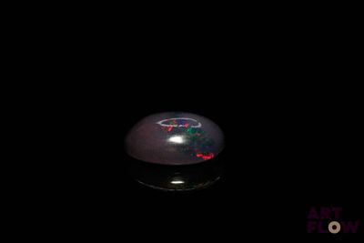 l'image d'une sphère noire et rouge dans l'obscurité
