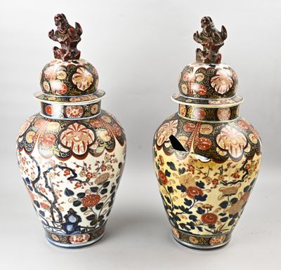deux vases munis d'un couvercle et ornés de motifs floraux et d'oiseaux