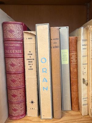 de nombreux livres qui se trouvent sur une étagère dans une boîte à livres