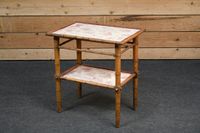 Table de salon en bois à l'imitation du bambou reposant sur …