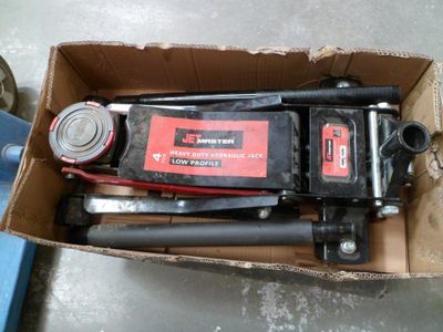 une boîte avec quelques outils à l'intérieur
