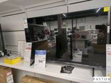 une photo d'un téléviseur posé sur une étagère dans un magasin