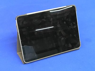 une photo en noir et blanc d'un téléphone portable posé sur une surface bleue