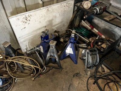 un grand nombre d'outils posés sur le sol