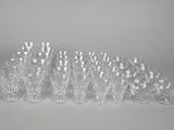 un grand nombre de verres posés sur une table
