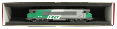 un petit train qui se trouve dans une boîte posée sur la table
