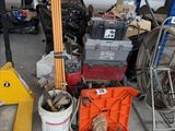 tout un tas d'objets divers dans un garage