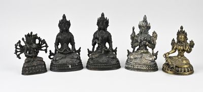 six figurines de Bouddha en bronze sur un fond blanc