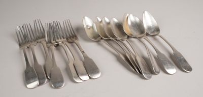 six fourchettes et six cuillères posées sur une table