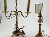 paire de candélabres anciens en laiton avec des abat-jours en verre
