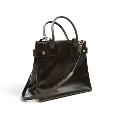 Ce petit sac fourre-tout en cuir est marron et comporte des finitions dorées.