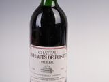 une bouteille de vin posée sur une table