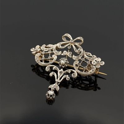 une paire de broches en diamants et en or