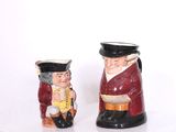 deux figurines représentant un homme et une femme, posées sur une étagère