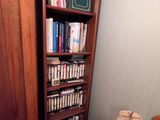une bibliothèque remplie de livres, placée dans un coin de la pièce