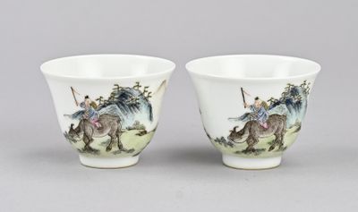 paire de tasses en porcelaine chinoise ornées de chevaux et de personnages