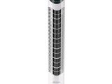 un ventilateur colonne blanc posé sur un socle noir