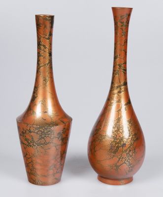 paire de vases de couleur cuivrée ornés de motifs à la feuille d'or