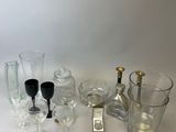 beaucoup de verres posés sur une table, avec un téléphone portable