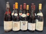 plusieurs bouteilles de vin sont alignées sur une table