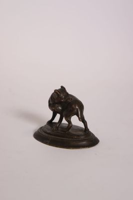 figurine en bronze représentant un homme à cheval, posée sur un socle