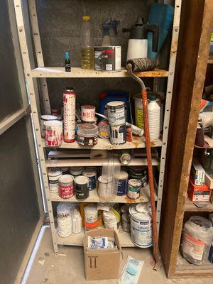 de nombreux pots de peinture sur les étagères de la pièce