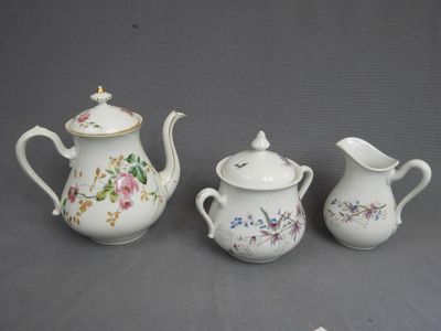 Verseuse en porcelaine à décor de roses XIXème siècle.