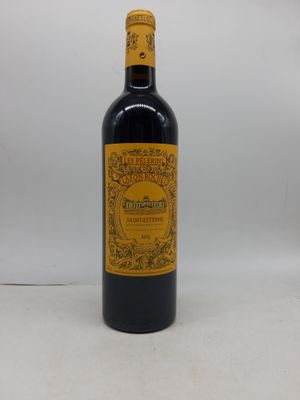 une bouteille de vin posée sur une table blanche