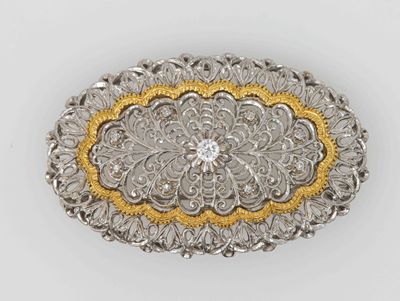 Broche pendentif en or ajouré de deux tons ornée de diamants…