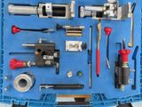 une caisse bleue remplie d'outils posée sur une table blanche