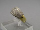 une photo d'une bague en diamant exposée dans une vitrine transparente
