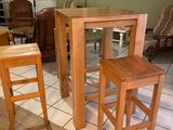 deux tabourets en bois et une table dans un salon