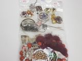 un sac contenant des bijoux variés posé sur une table