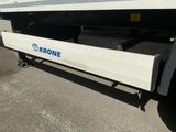 un camion blanc avec un logo Krone bleu sur le côté