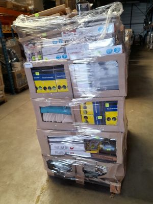une pile de boîtes empilées les unes sur les autres