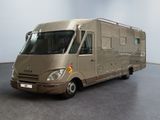 une photo d'un camping-car garé dans une pièce