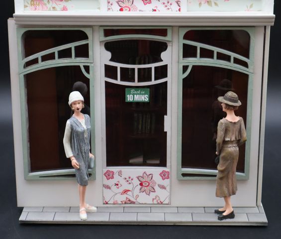 Diorama - « Le libraire » : scène d’intérieur, librairie avec pas...