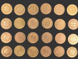 gros plan d'un paquet de pièces d'or sur fond noir