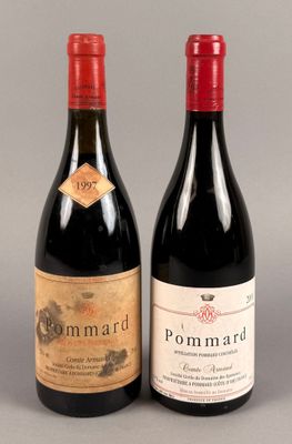 deux bouteilles de vin posées l'une à côté de l'autre sur une table